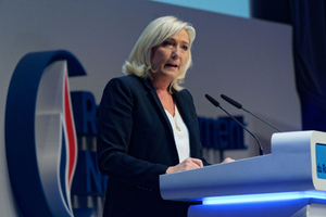 "Пощёчина демократии": Ле Пен призвала премьера Франции уйти в отставку из-за скандала с законом