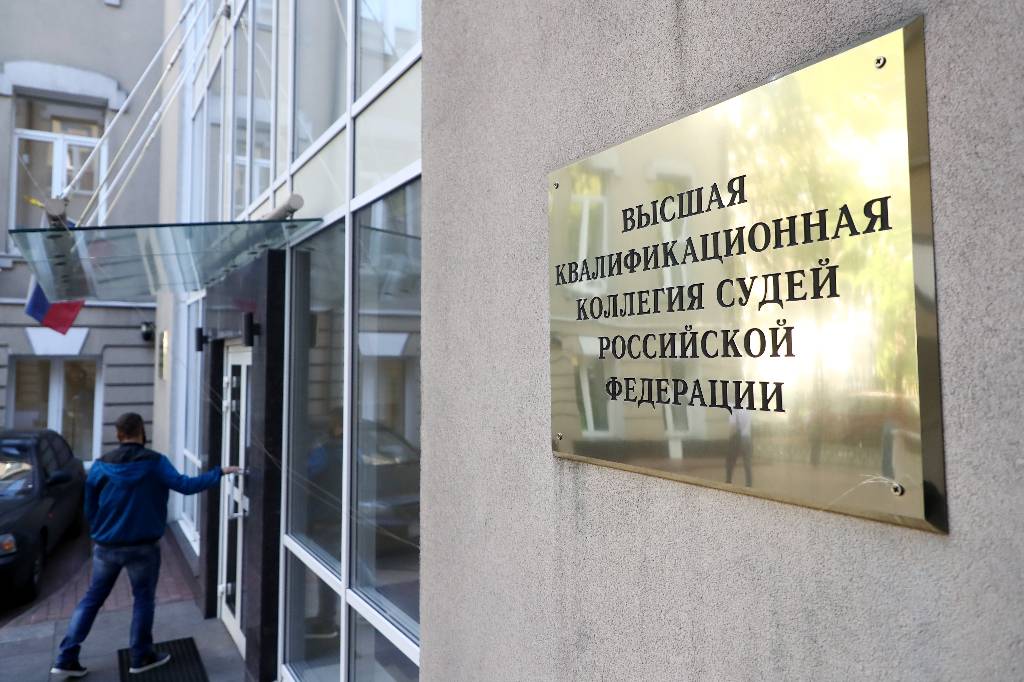 Судья из Сахалина нашла незаконный способ бороться с пьянками подчинённой и подпала под статью
