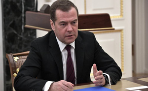 Медведев эмодзи с туалетной бумагой отреагировал на ордер МУС на "арест" Путина