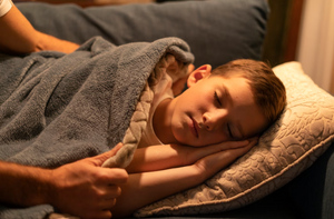 Родителям перечислили причины проблем со сном у подростков и способы их решения