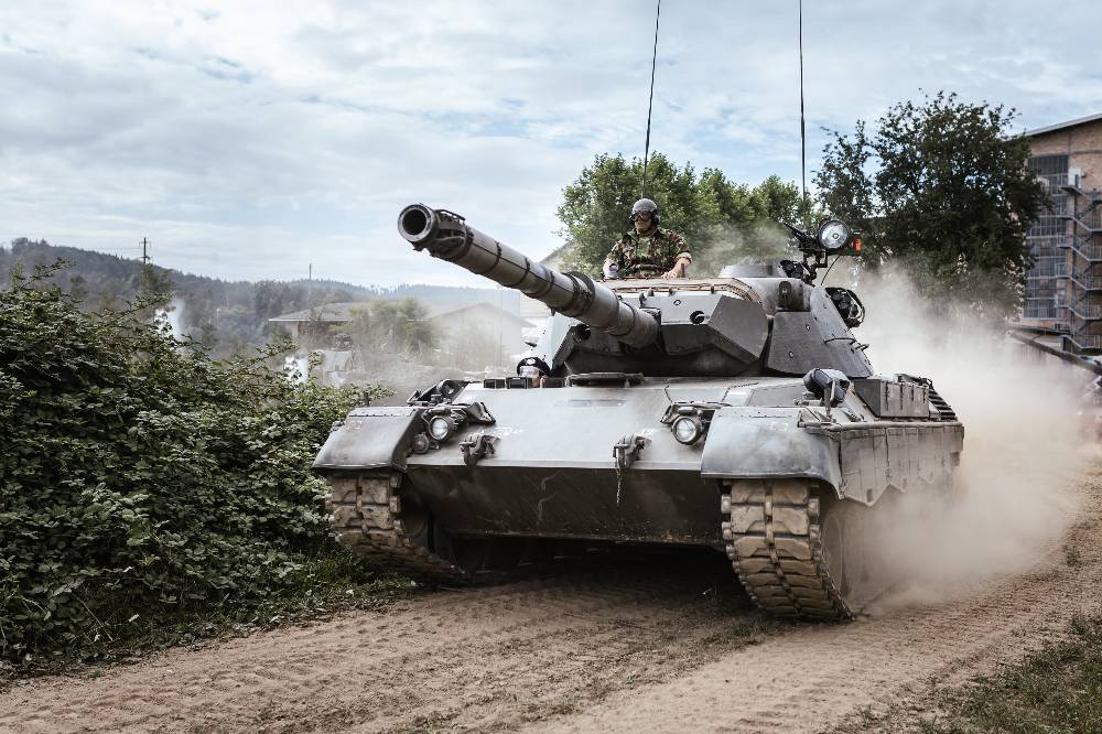 Французский политик назвал причину отсутствия поставок танков Киеву
