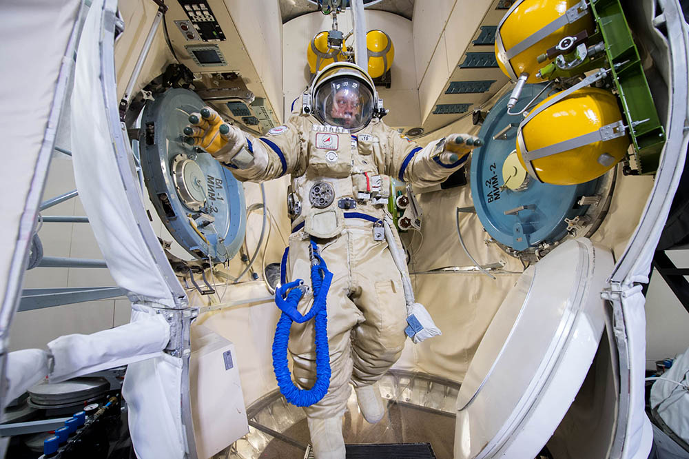 Космонавт Александр Мисуркин во время предполётных исследований на специализированном тренажёре "Выход-2". Фото © ТАСС / "Роскосмос"