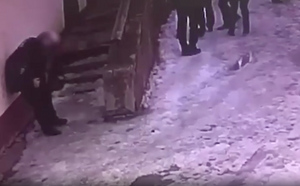 Появилось видео с моментом ранения полицейского, в которого выстрелил житель Кировской области