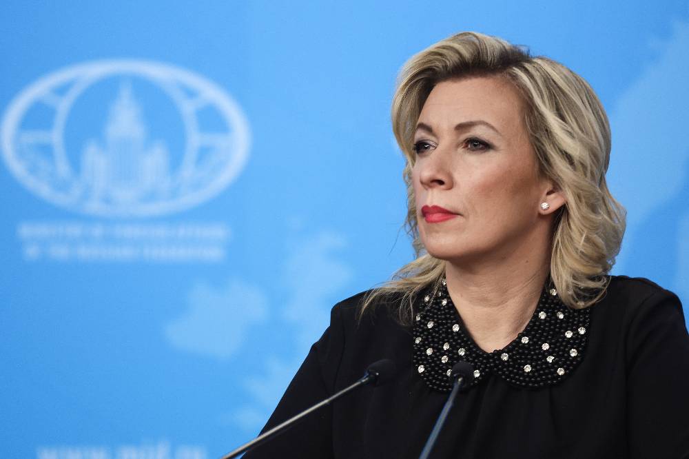 Видимо, юристы: Захарова показала фото главы МИД Дании с автоматом в руках и моджахедами