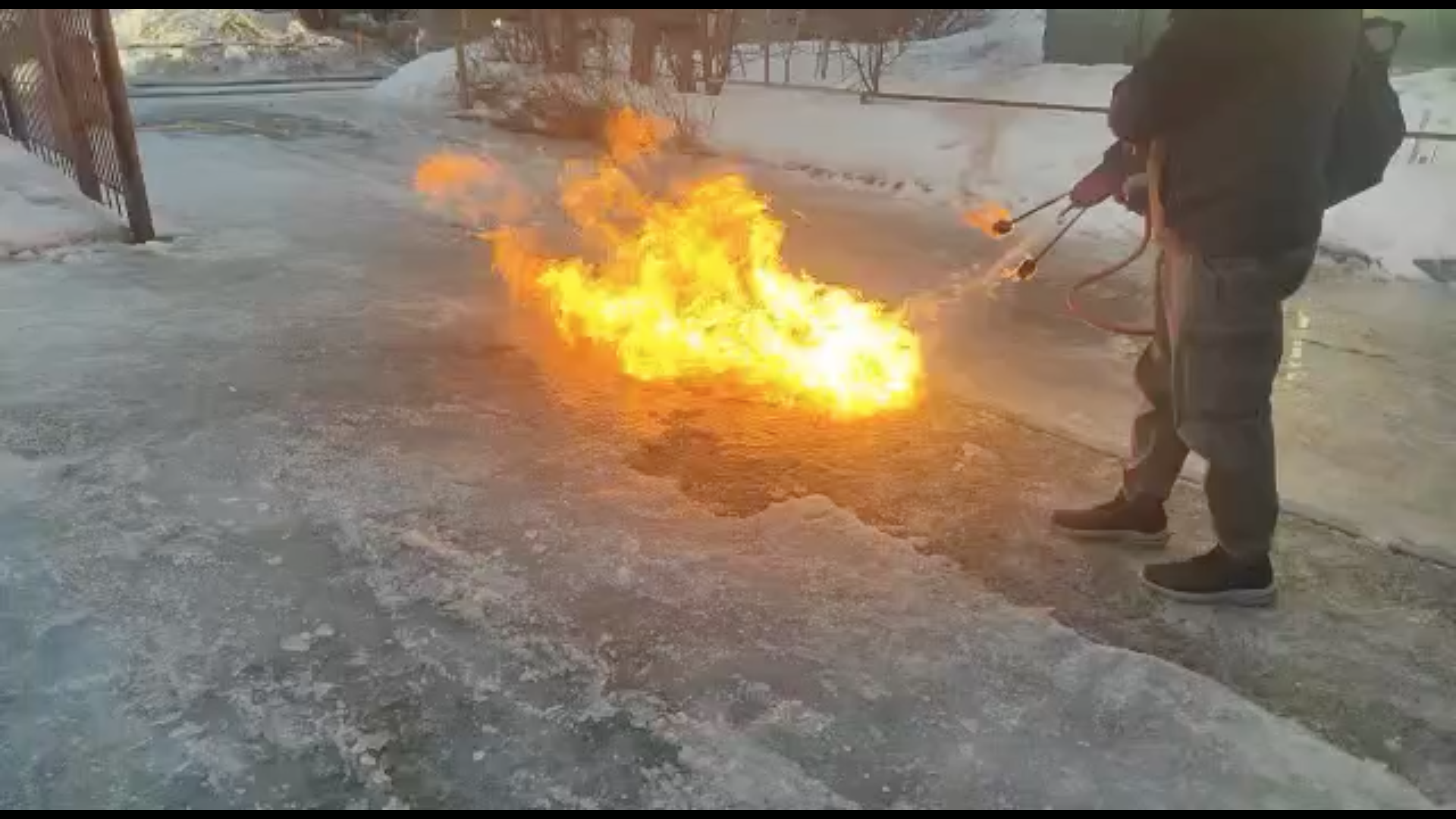 Новосибирские депутаты опробовали огнемёт для борьбы с гололёдом