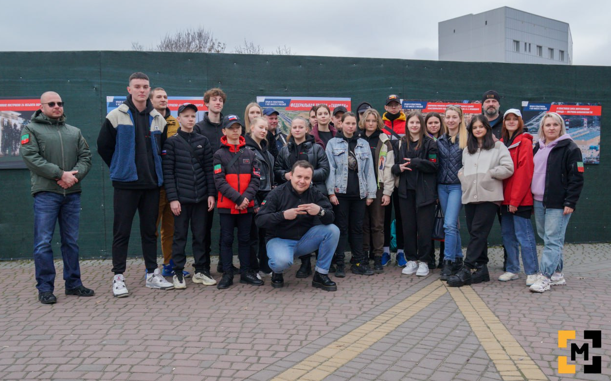 В Мелитополе открылась фотовыставка в честь годовщины воссоединения Крыма с Россией