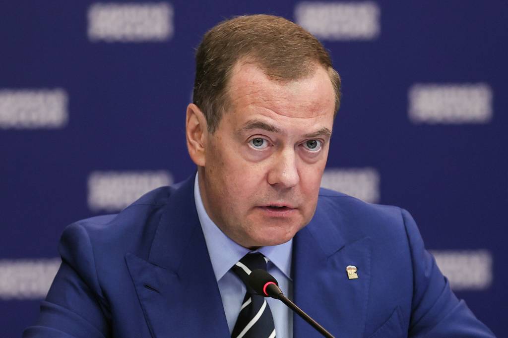 В бой!: Медведев объявил в США охоту на безумных свиноукрофилов-Байденов