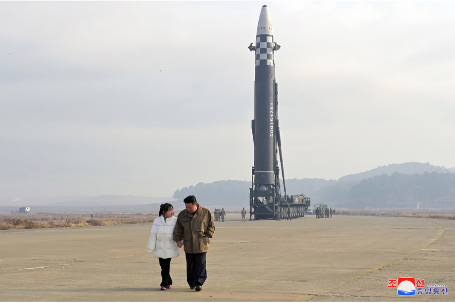 <p>Ким Чен Ын и его дочь на испытательном полигоне. Обложка © <a href="http://www.kcna.kp/" target="_blank" rel="noopener noreferrer">Korean Central News Agency (KCNA)</a></p>