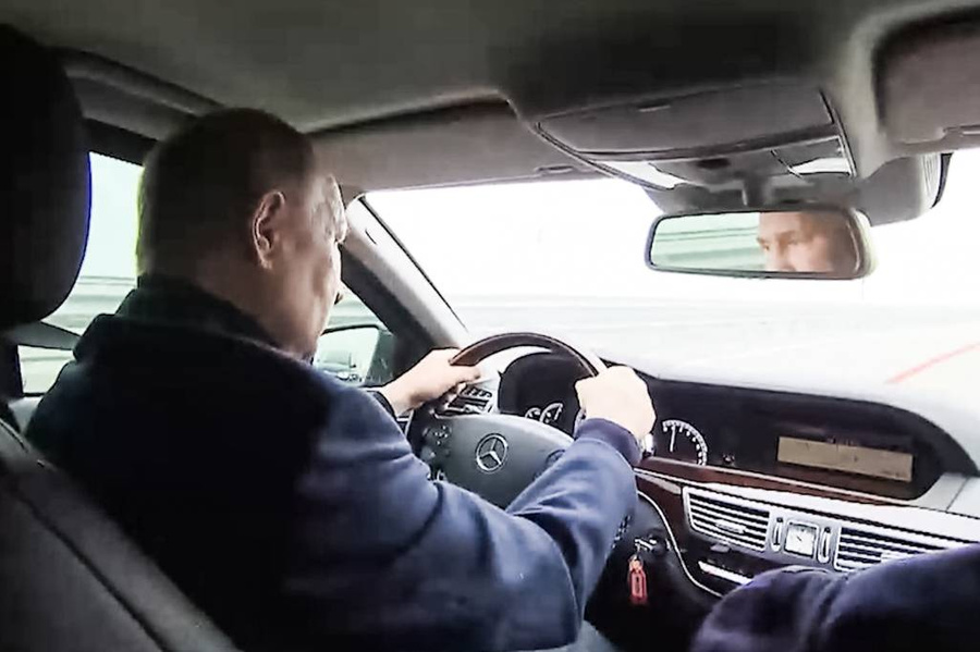 <p>Владимир Путин во время поездки на автомобиле по Крымскому мосту через Керченский пролив. Обложка © ТАСС / Пресс-служба Президента РФ</p>