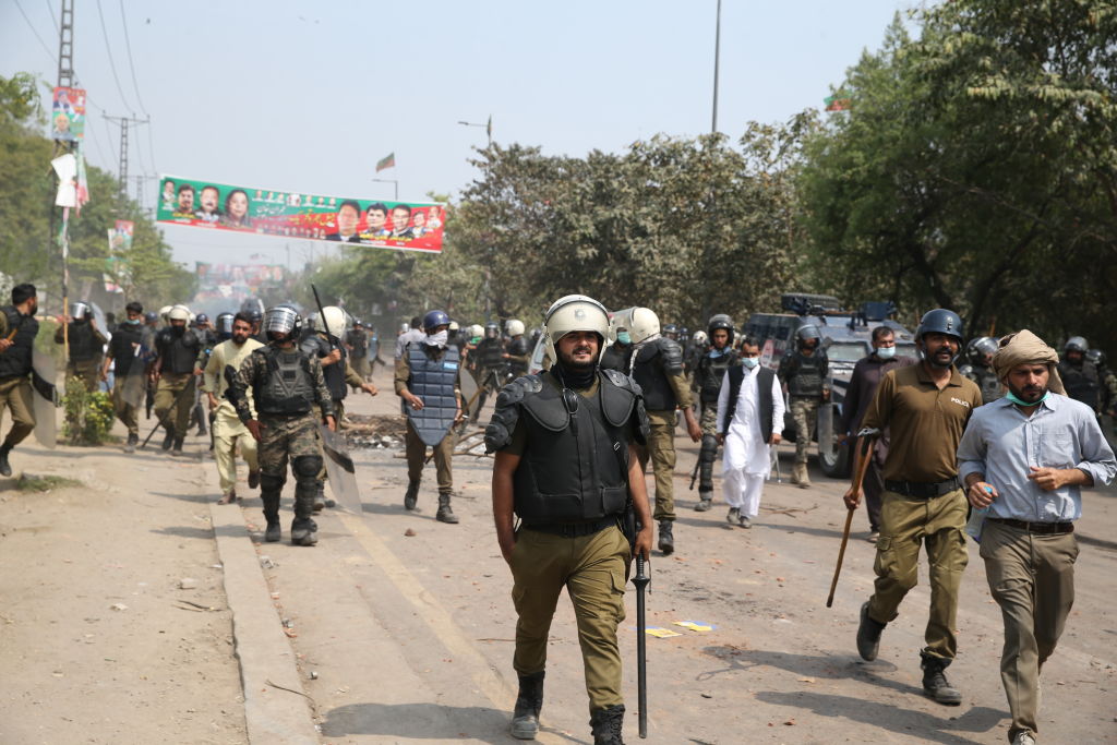 Полиция снова штурмует резиденцию экс-премьера Пакистана