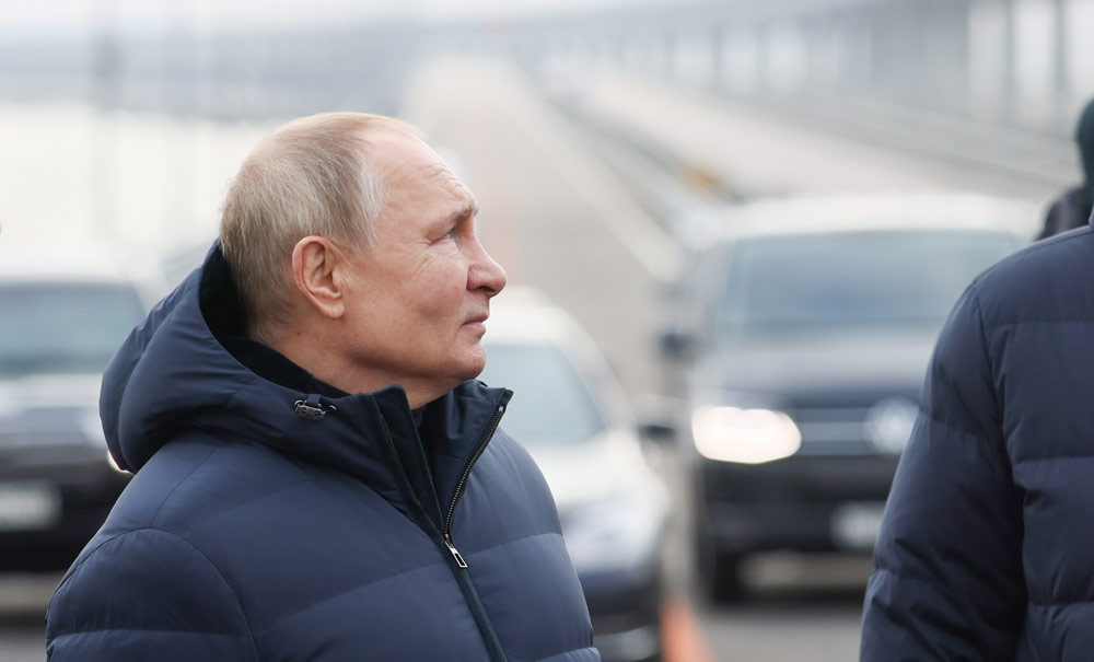 Надо знакомиться поближе: Путин пообщался с мариупольцами и зашёл в гости
