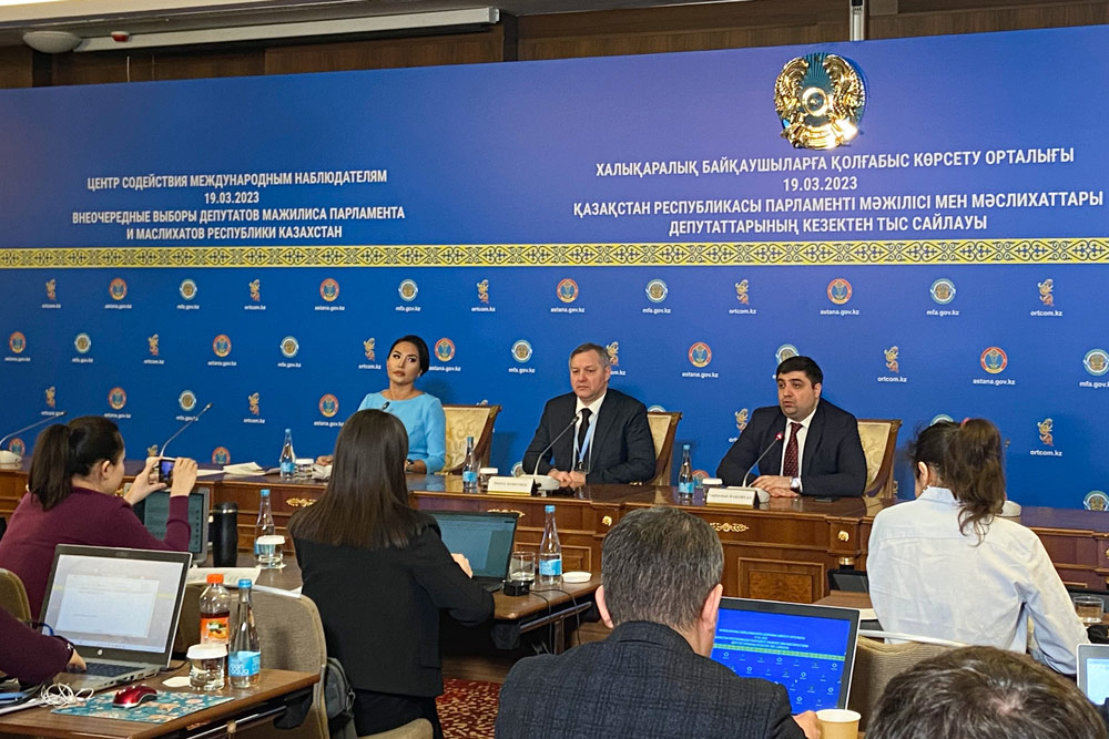 На парламентских выборах в Казахстане, предварительно, лидирует "Аманат"