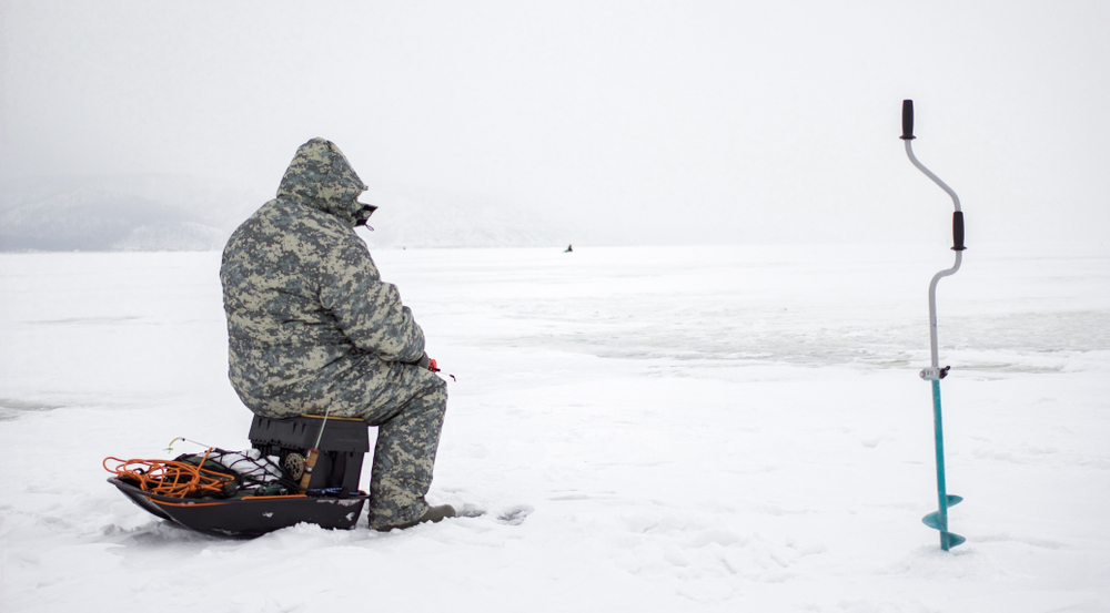 На Сахалине льдина с около 15 рыбаками оторвалась от берега
