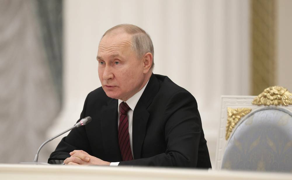 Песков: Путин достаточно долго обсуждал с Герасимовым обстановку в зоне СВО