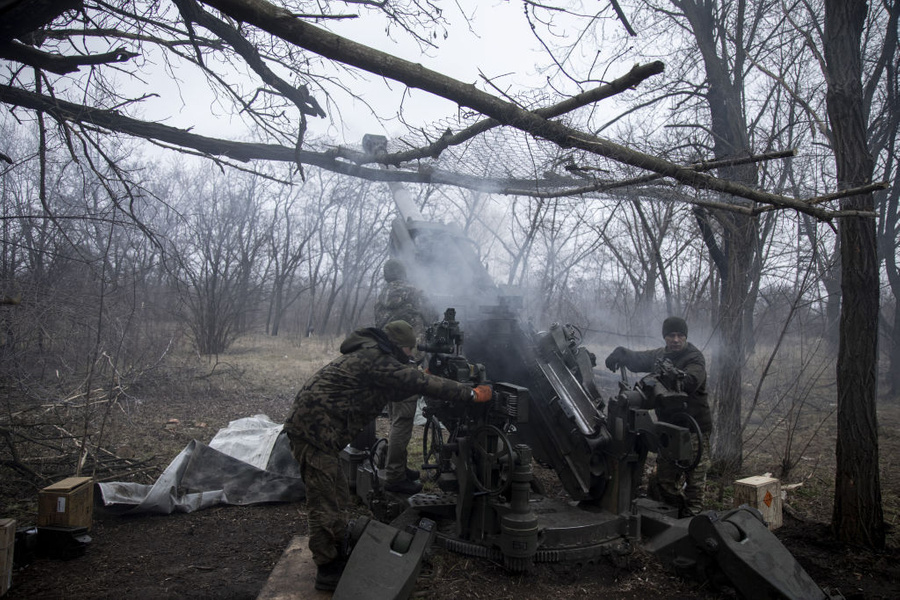 Украинские военнослужащие ведут огонь из артиллерийской гаубицы М777. Обложка © Getty Images / Narciso Contreras / Anadolu Agency