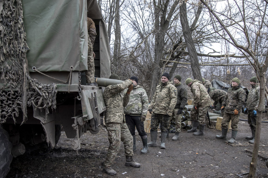 <p>Украинские военнослужащие разгружают боеприпасы. Обложка © Getty Images / Narciso Contreras / Anadolu Agency</p>