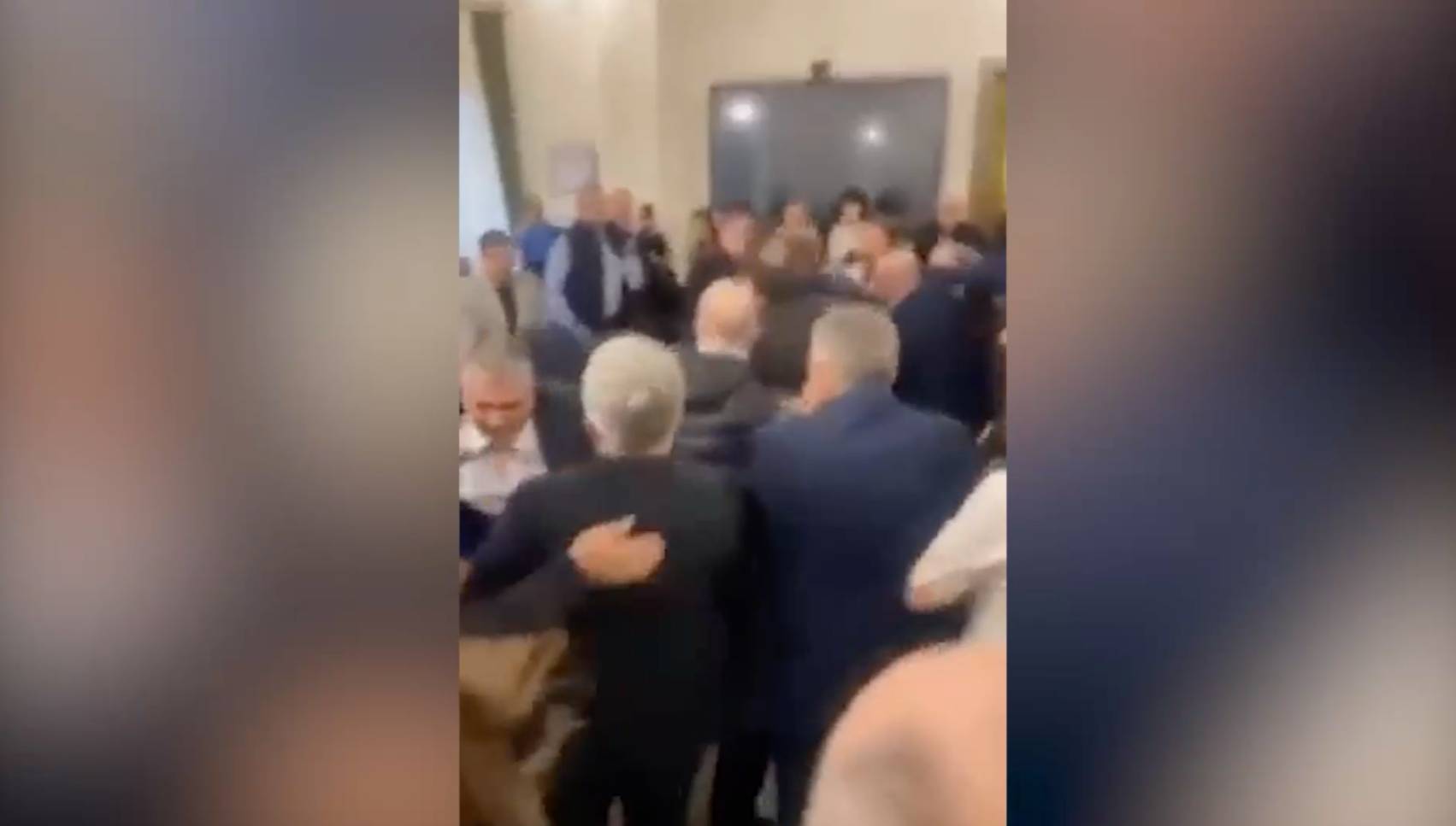 Грузинские депутаты устроили драку в парламенте из-за закона об иноагентах
