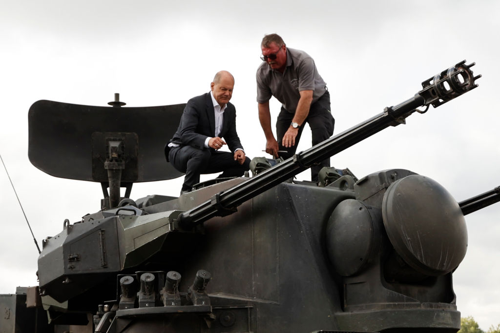 Канцлеру Германии Олафу Шольцу показали зенитный танк Gepard. Фото © Getty Images / Morris MacMatzen