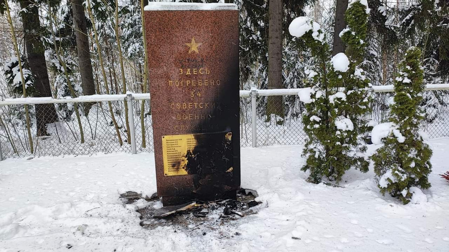 В Финляндии вандалы подожгли памятник на братской могиле советских солдат. Обложка © Twitter / JaniToivonen12