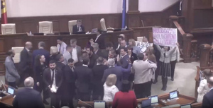Оппозиция заблокировала трибуну Парламента Молдавии, протестуя против переименования госязыка