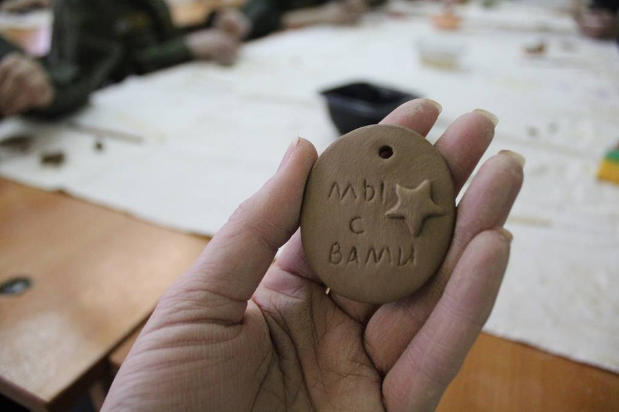 Жетоны-обереги для участников СВО, которые слепили из глины в рамках акции "Талисман добра" в Пермском крае. Обложка © VK / Ринат Хаертдинов