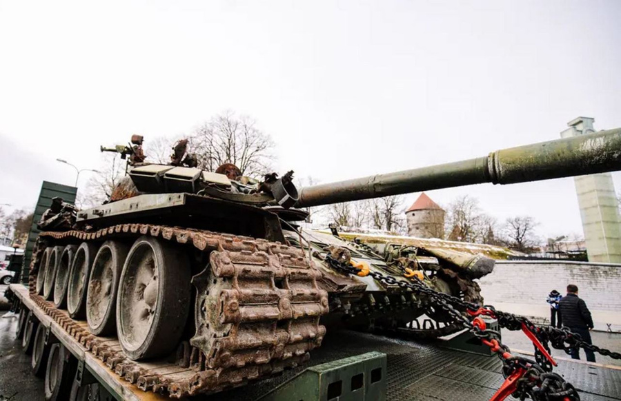 <p>Якобы российский танк Т-72, который выставлялся в Таллине. Обложка © Twitter / UKRWarSitRep</p>