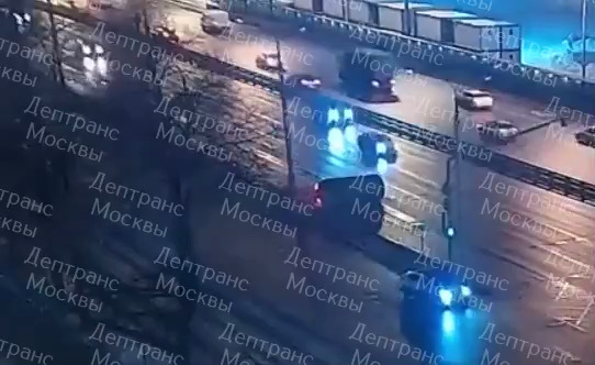 В Москве кульбит легковушки на шоссе закончился тремя смертями