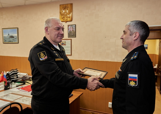 Награждение капитана Ка-27 Дмитрия Назарова. Обложка © Пресс-служба Северного флота.