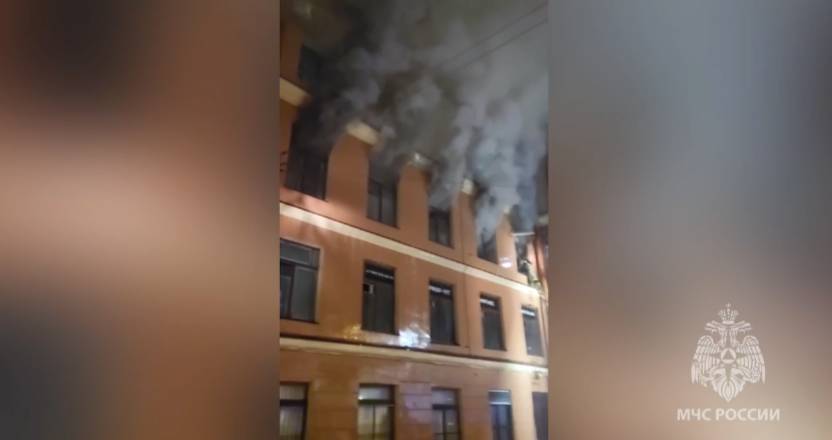 Один человек погиб в результате пожара в торгово-офисном здании в Петербурге