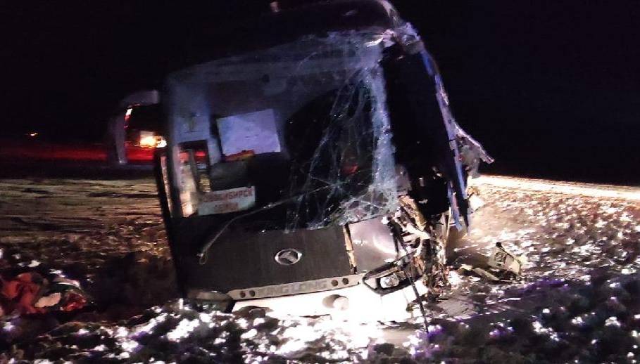 На Алтае два человека погибли в ДТП с автобусом и грузовиком