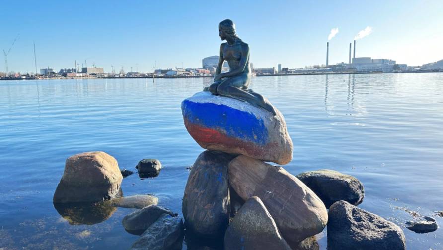 ​​В Копенгагене бронзовую статую Русалочки окрасили в российский триколор. Обложка © Twitter / Edition_five