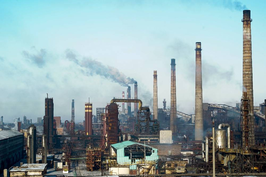 Вид на Авдеевский коксохимический завод. Обложка © ТАСС / AP / Inna Varenytsia