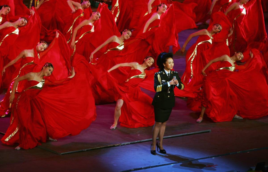 Пэн Лиюань, жена Си Цзиньпина, поёт армейскую песню во время театрального вечера "Флаг Красной армии" в Большом зале народных собраний 30 июля 2007 года в Пекине, Китай. Фото © Getty Images / Feng Li