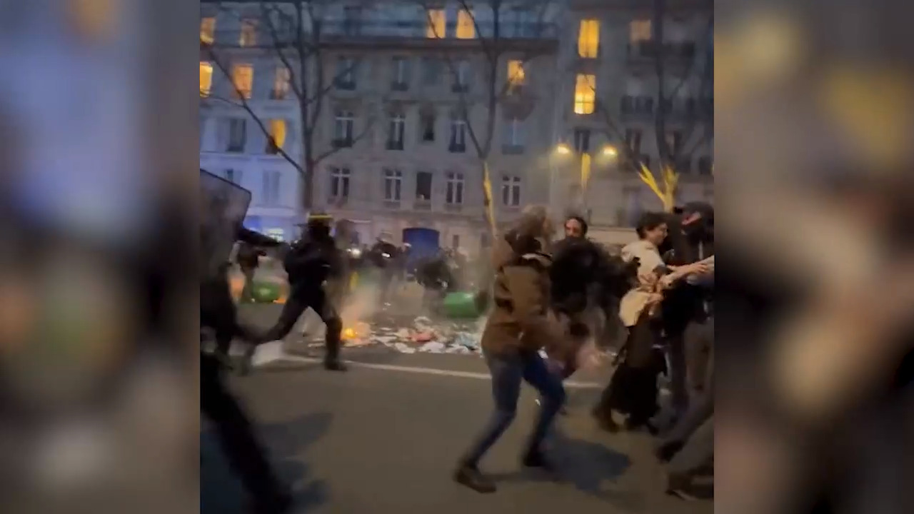 Париж опять охватили беспорядки, полиция ответила слезоточивым газом