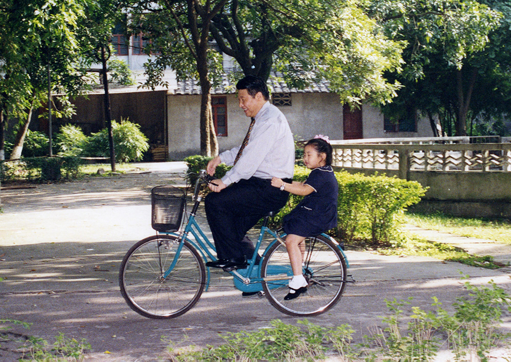 Си Цзиньпин с дочерью, когда она была ребёнком. Архивная фотография. Фото © ТАСС / AP / Xinhua