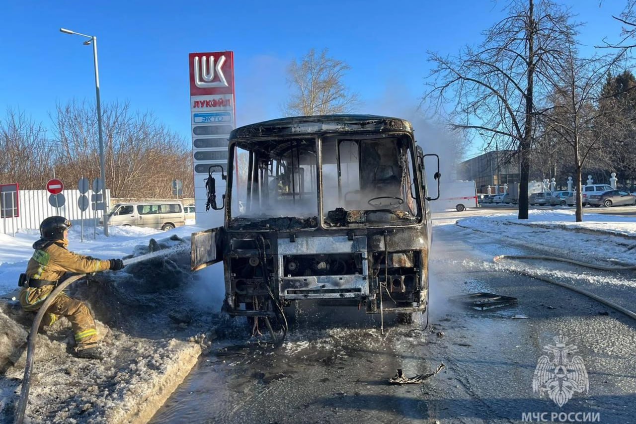 Тушение загоревшегося автобуса в Новосибирске. Обложка © МЧС России