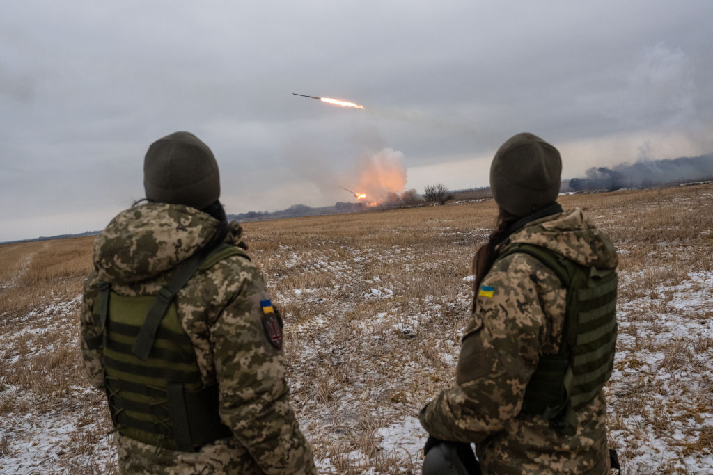 Целились по вышкам связи: ВСУ обстреляли окрестности двух сёл в Курской области