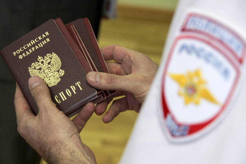 За паспортами РФ обратилось более 800 тысяч жителей новых регионов