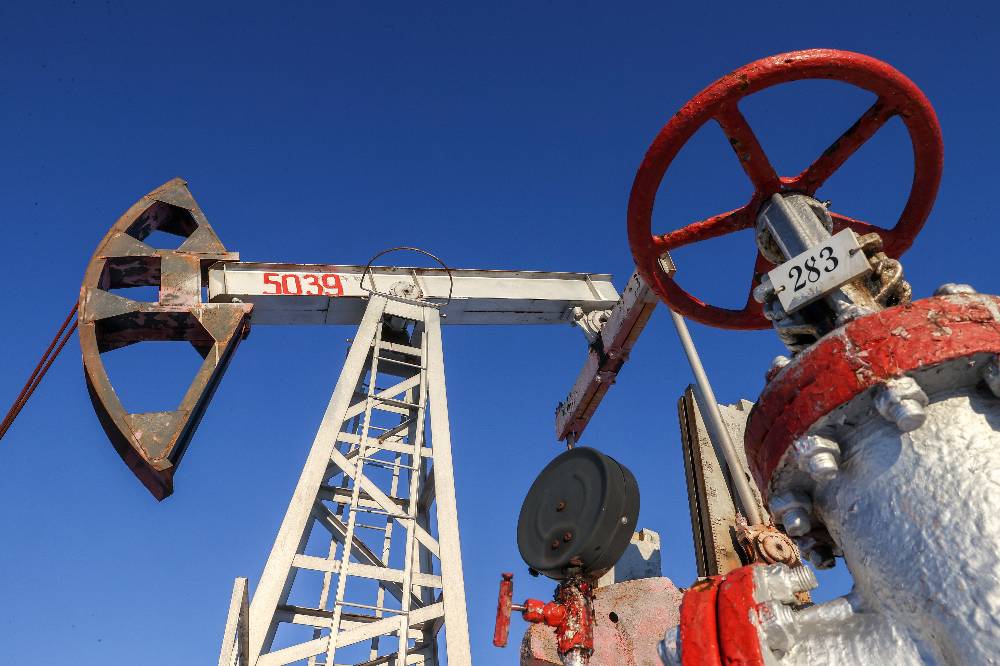 Новак: РФ продлевает добровольное сокращение добычи нефти до конца июня