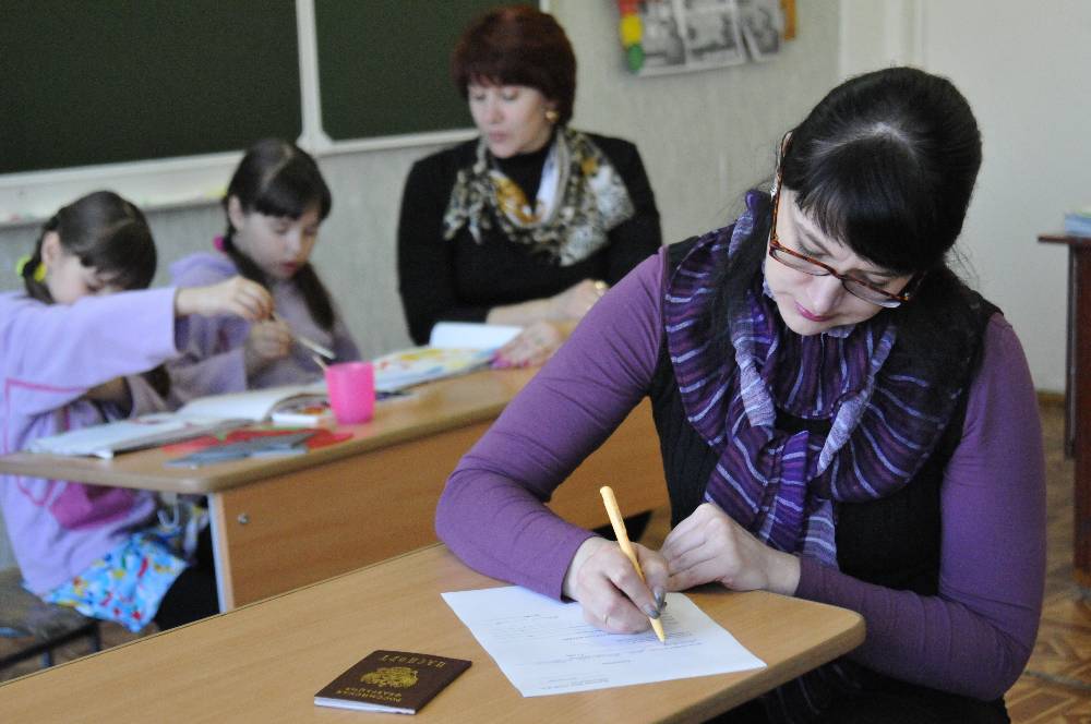 В Хакасии учителя жалуются, что им "срезают" надбавки, пока власти докладывают об обратном