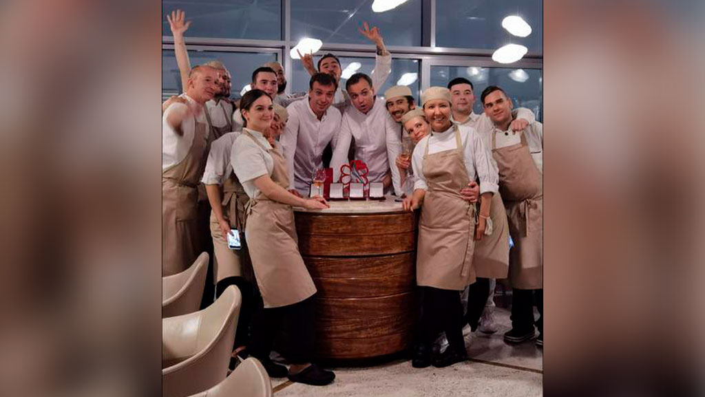 Рестораторы братья Березуцкие в окружении работников Twins Garden. Фото © Telegram / Иван Березуцкий