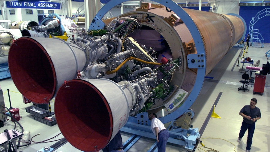<p>Двигатели РД-180 будут использоваться для новой ракеты Atlas V, которая строится компанией Lockheed Martin Astronautics на заводе в каньоне Уотертон в округе Джефферсон, 2005 год. Фото © Getty Images / Craig F. Walker / The Denver Post</p>