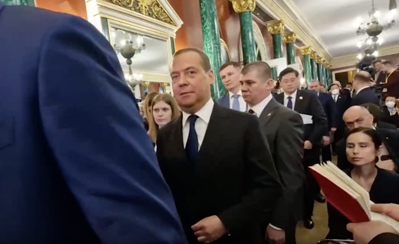 Медведев считает, что Путину неопасно ездить по миру после решения суда в Гааге