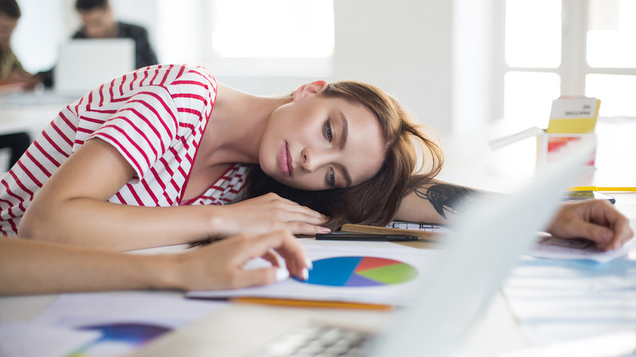 <p>Обложка © <a href="https://www.freepik.com/free-photo/young-tired-woman-striped-tshirt-lying-desk-dreamily-looking-aside-while-spending-time-modern-office_25767228.htm" target="_blank" rel="noopener noreferrer">Freepik / garetsvisual</a></p>