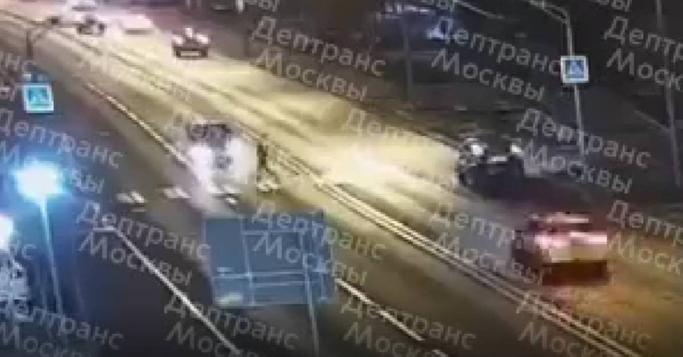 Подкинуло на несколько метров: В Москве зазевавшийся водитель сбил пешехода на зебре