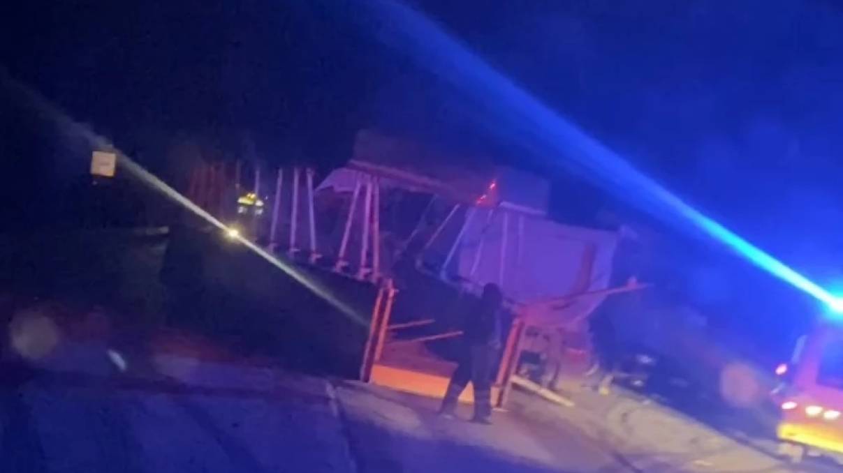 В Екатеринбурге грузовик кузовом обрушил пешеходный мост