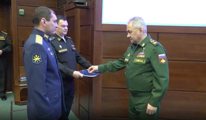 Шойгу лично прикрепил ордена на грудь пилотов Су-27 за перехват дрона MQ-9 над Чёрным морем