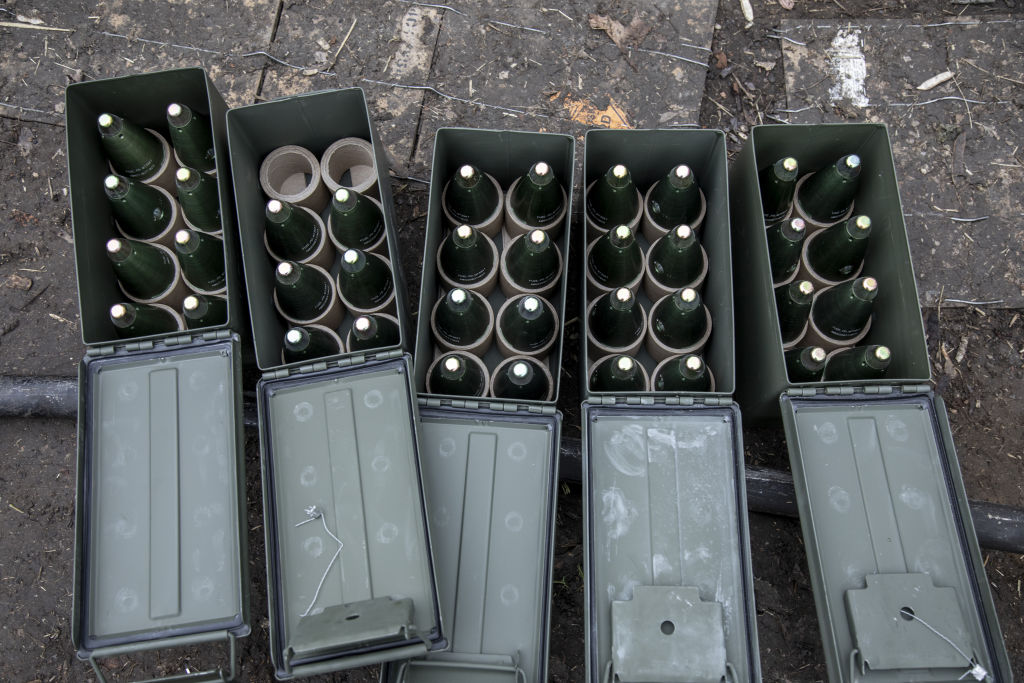 Танковые снаряды в транспортных кейсах. Фото © Getty Images / Narciso Contreras / Anadolu Agency
