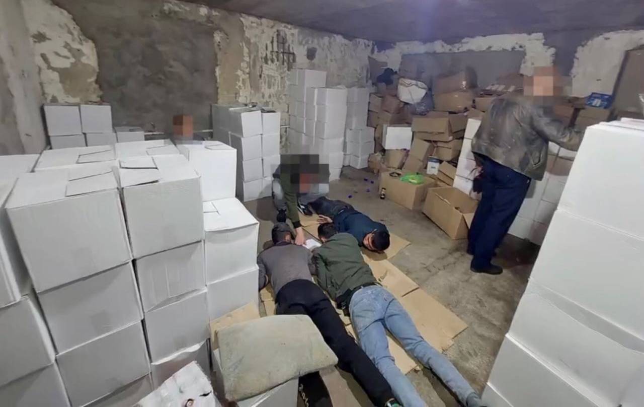 В Приморье мигранты-самогонщики наварили тысячи литров алкоголя и попались