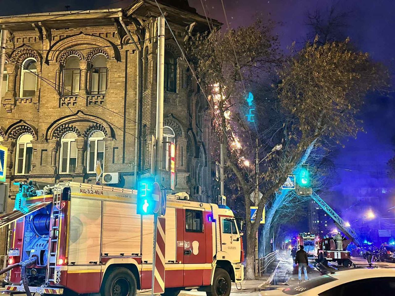 Доходный дом купца Челышева горит в Самаре на площади в 1300 квадратов
